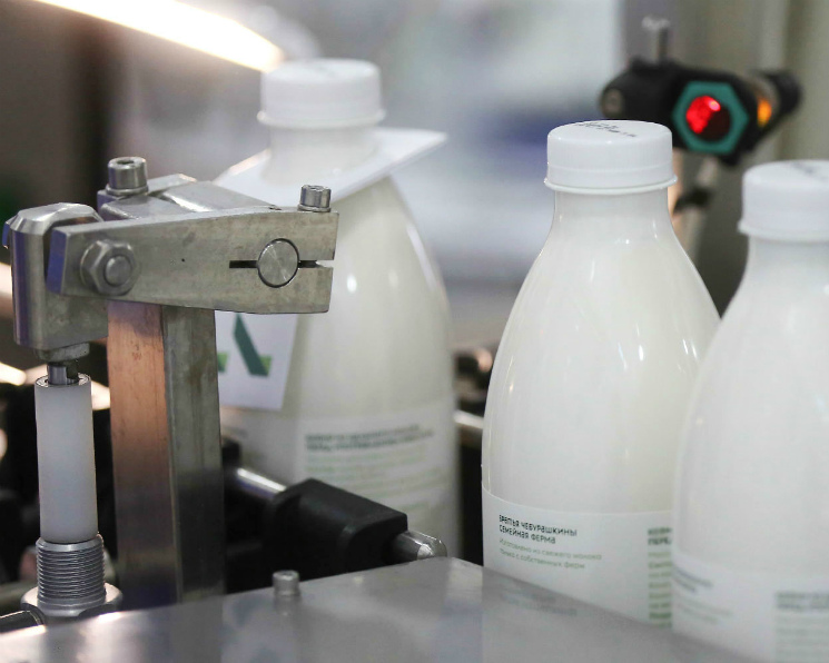 На кассах крупных торговых сетей начали блокировать продажи просроченной молочной продукции